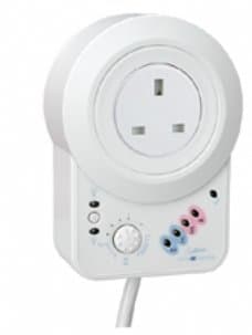 SollatekAVS13 - Surge protector + High & Low voltage protection, 13 amps - UK plug & socket - protection for fridge/freezer, washing machine, dish washer and all other 13A appliances