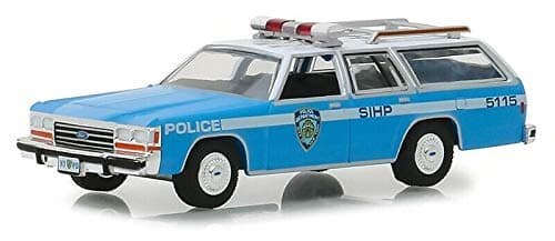 Greenlight 42870-C Hot Pursuit Series 30 1988 Ford LTD Crown Victoria Wagon New York City Police Dept NYPD 1:64 Scale