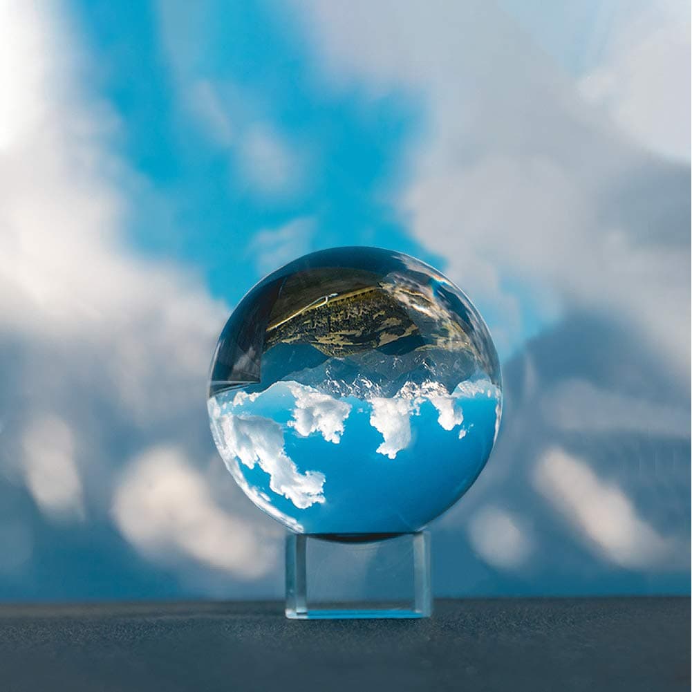 IZSUZEE K9 Crystal Ball 60mm, Clear Lens Ball Lensball Pro with Stand, Photography Sphere Gifts Camera Accessories for Photographers, Fortune Teller Glass Ornaments Art Decorations for Home Office