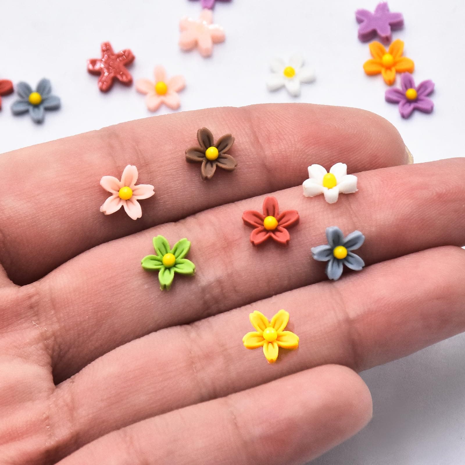 100PCS Mini Resin Daisy Flowers Dollhouse Mini Things Miniature Flowers for Crafts Tiny Things for Fairy Garden Dollhouse Micro Landscaping