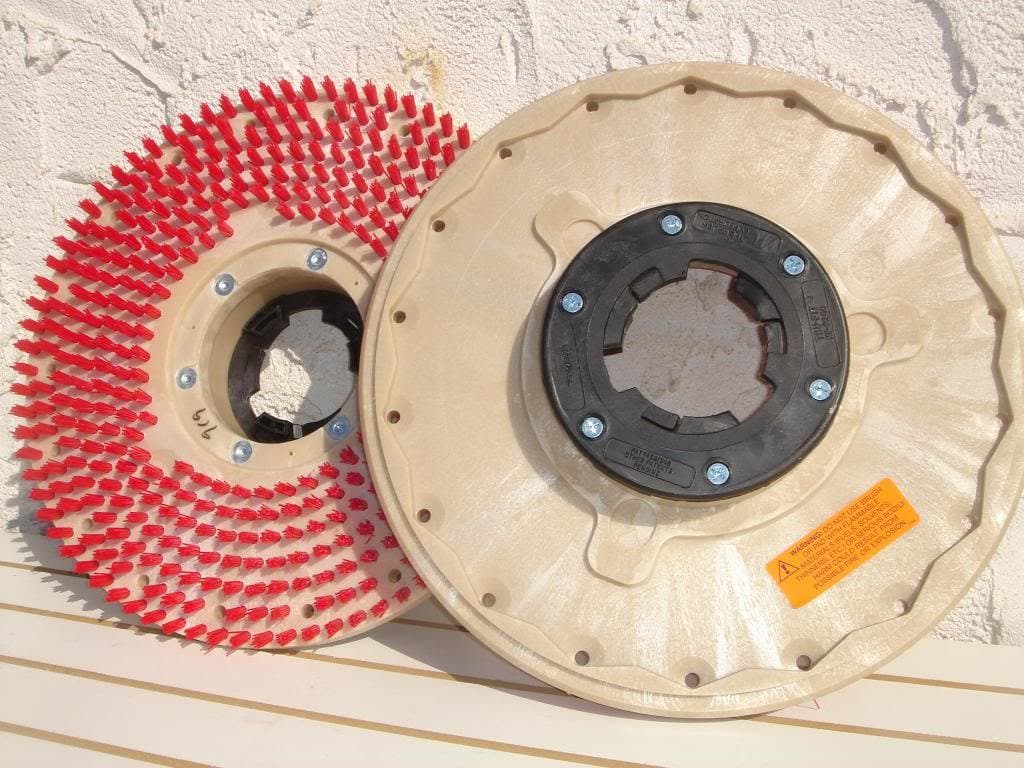 Malish 782717 17" Pad-Lok; Heavy Polypropylene Strands Trimmed Irregular at 3/4" Are Staple Set in Our TUFF-BLOCK, Making This the Superior Tufted Pad Driver Choice; 17" Block Diameter