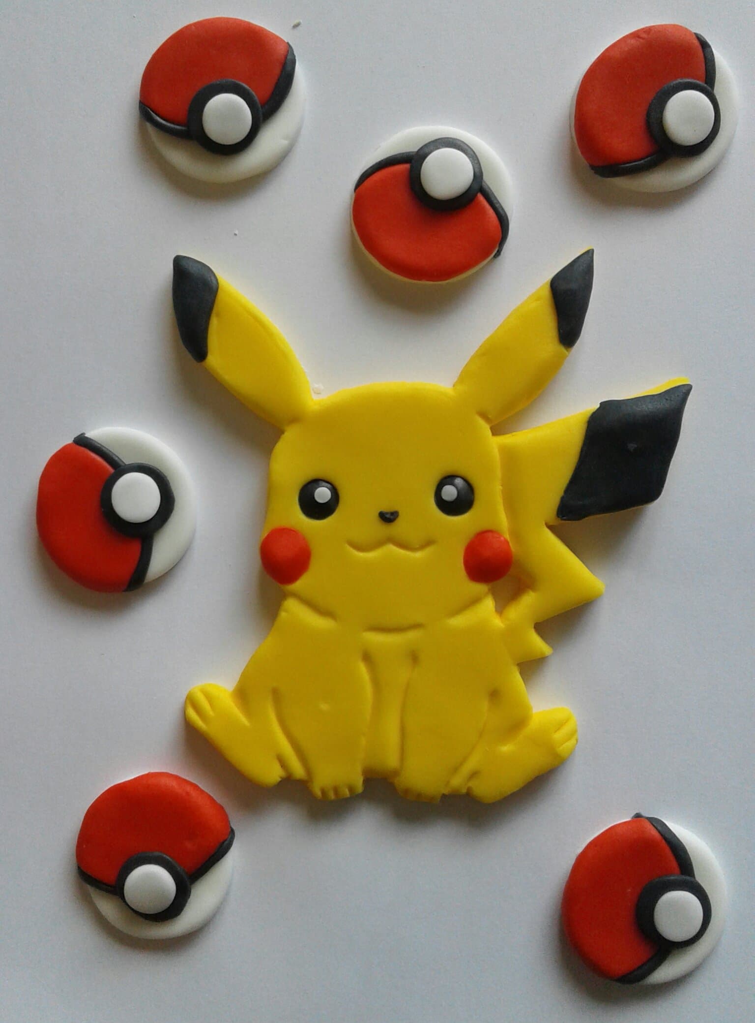 Edible cake plaque decoration PIKACHU 5"with accessories