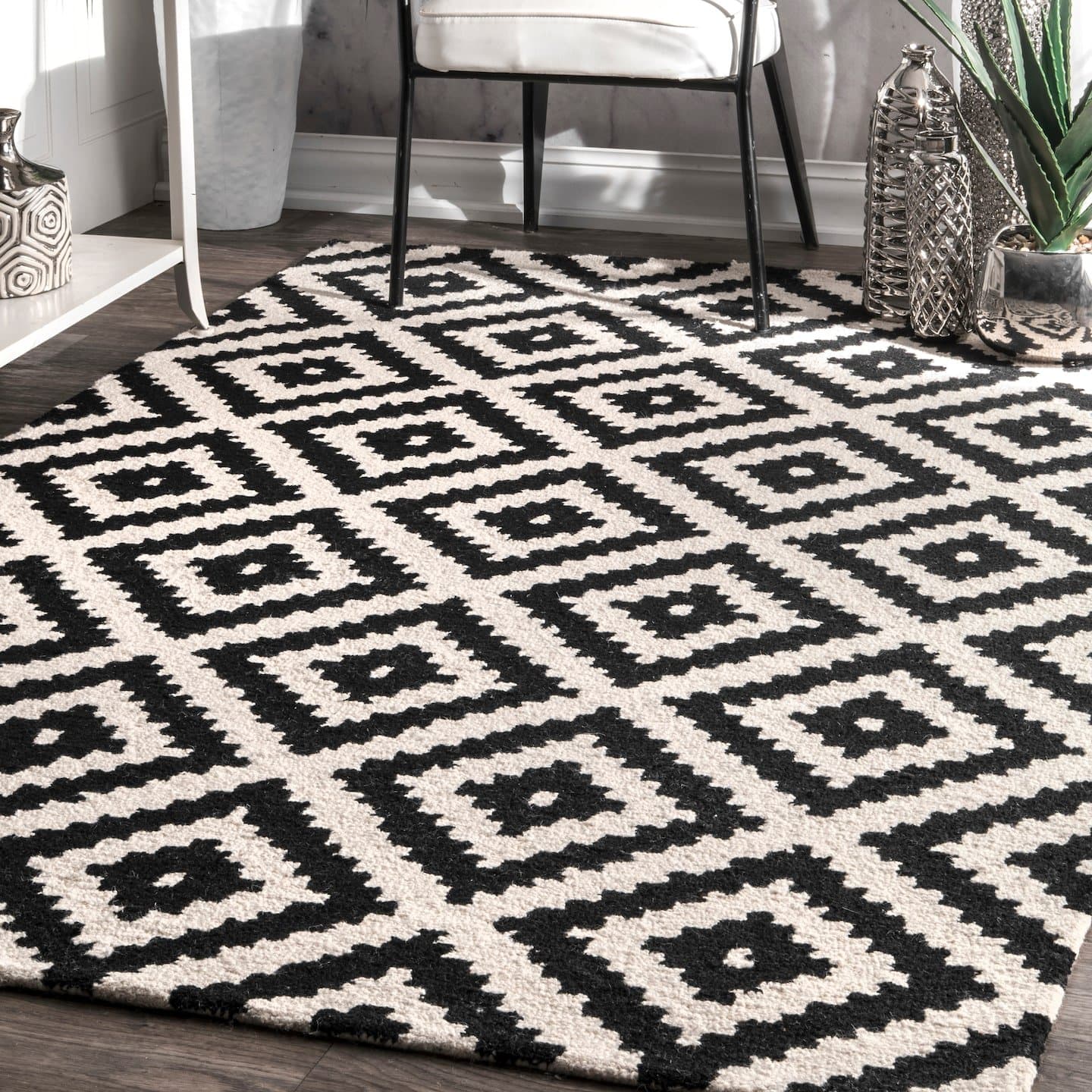 nuLOOM Kellee Hand Tufted Geometric Wool Accent Rug, 2x3, Black
