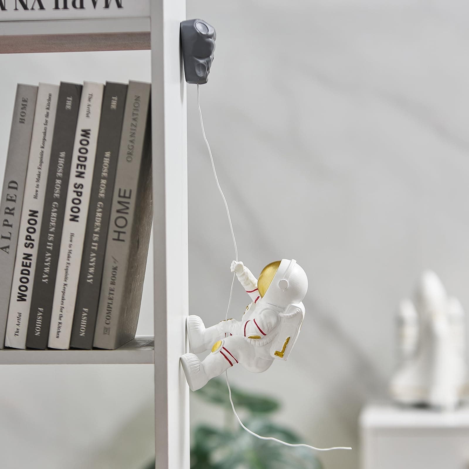 TERRIFI Astronauts Wall Sculpture Climber Figurines, Modern Home Decor, Outer Space Theme Decoration, 3D Wall Decor for Children's Room, Study Room, Bathroom, Climbing Astronaut Wall-Hanging Decor