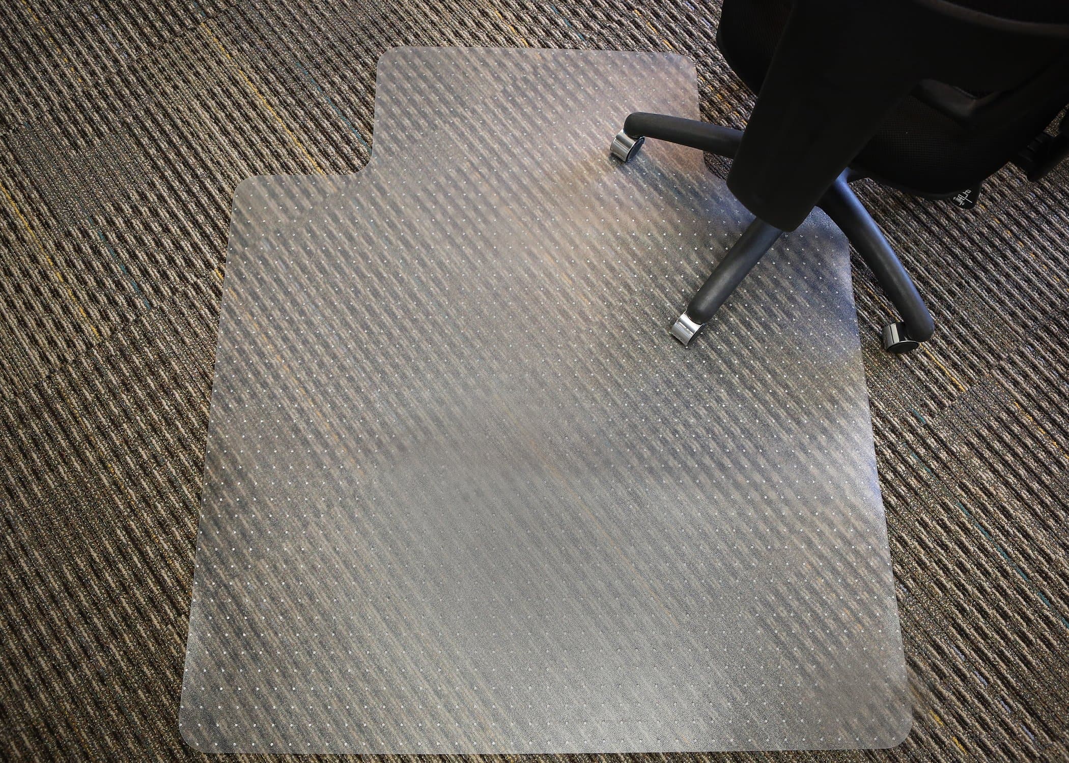 Mammoth Office Products PVC Plastic Chair Mat for Standard Pile (3/8-Inch or Less) Carpeting, 45 x 53 Inches Rectangular with lip for Under-Desk (V4553LSP)